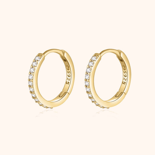 Goldene Creolen Ohrringe mit Zirkonia, 925er Silber, eleganter Schmuck für Damen.