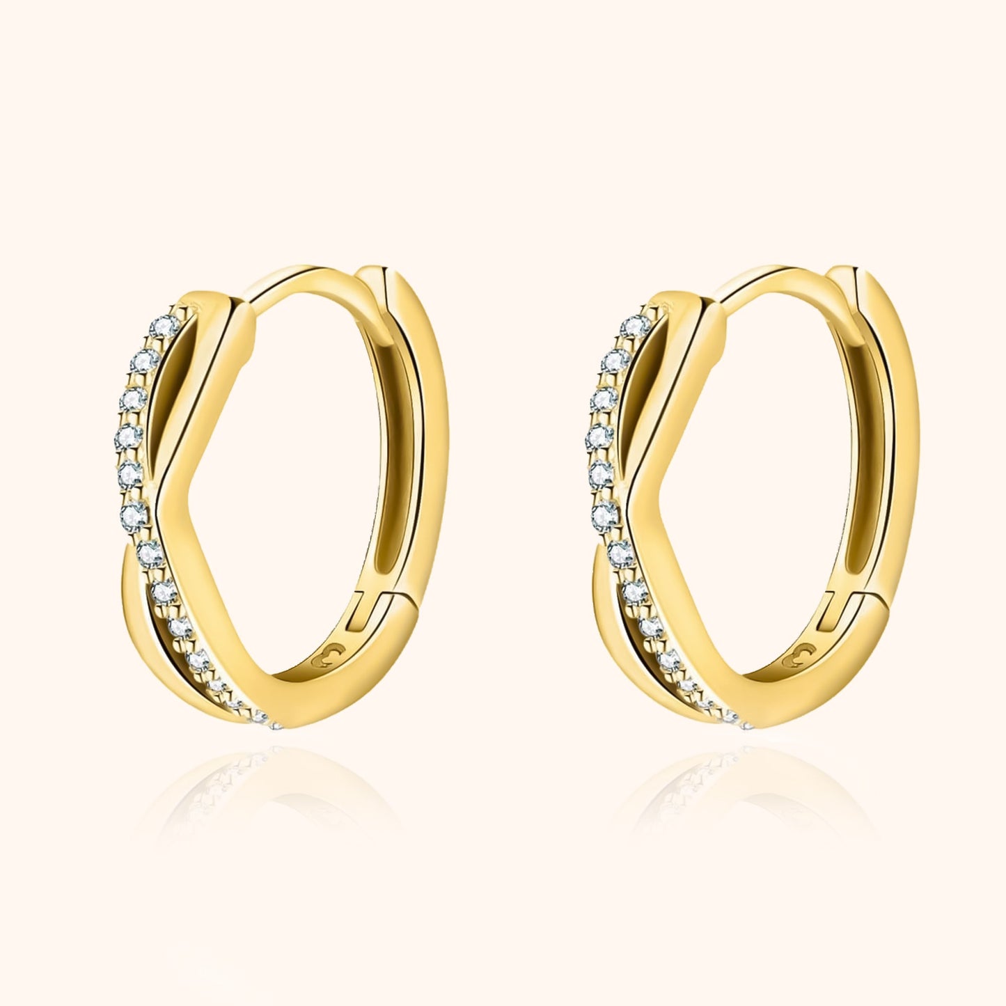 Goldene Creolen Ohrringe mit Zirkonia, elegantes Design, Schmuck für Damen, modisch und stilvoll.
