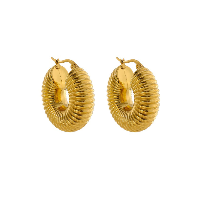 Goldene Creolen Ohrringe, geriffelt, modisch, Schmuck für Damen, elegantes Design.