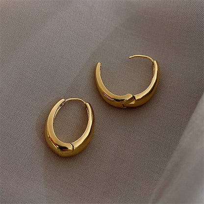 Goldene Creolen Ohrringe, glänzend, elegant, Schmuck, Accessoire, Damenmode, Geschenkidee.