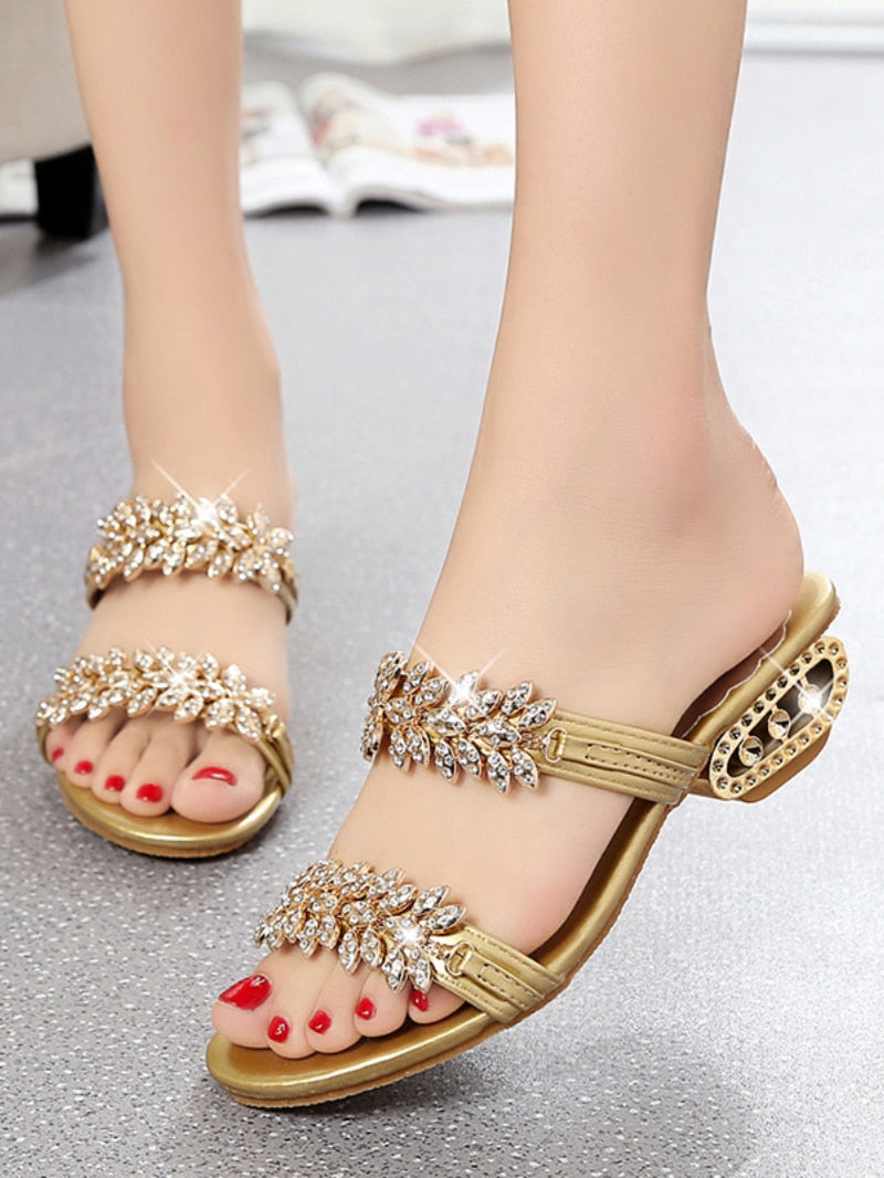 Goldene Damen-Sandalen mit Strass, flach, elegant, modisch, Sommermode, Fußbekleidung.
