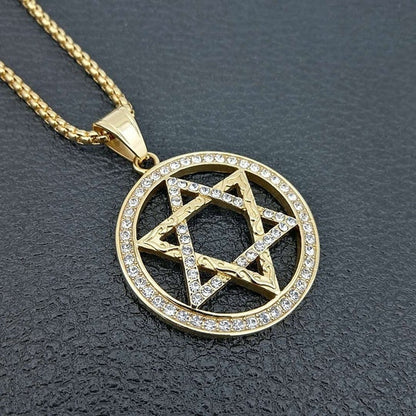 Goldene Halskette mit Davidstern-Anhänger, verziert mit Kristallen, auf schwarzem Hintergrund.
