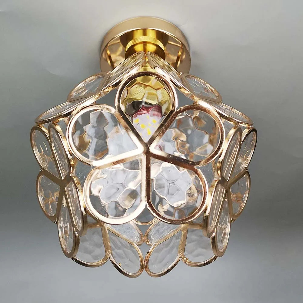 Goldene Deckenleuchte mit Kristallglas, modern, dekorativ, für Wohnzimmer oder Esszimmer.