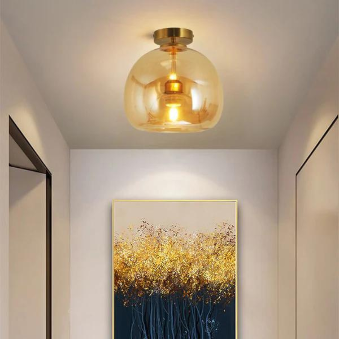 Goldene Deckenleuchte aus Glas, moderne Innenbeleuchtung, elegantes Design, Wohnzimmerlampe.