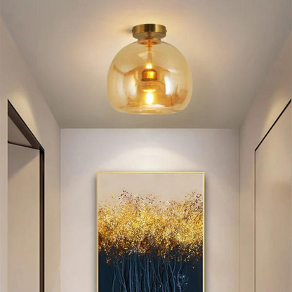 Goldene Deckenleuchte aus Glas, moderne Innenbeleuchtung, elegantes Design, Wohnzimmerlampe.