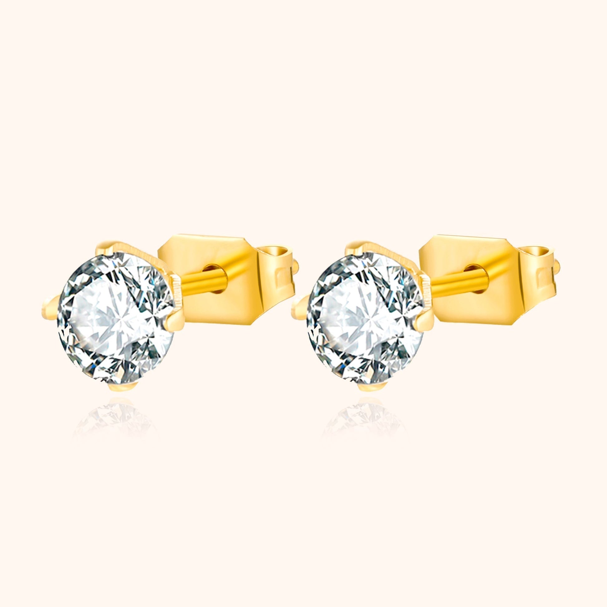 Goldene Ohrstecker mit klaren Zirkonia-Steinen, eleganter Schmuck, Damenaccessoire.