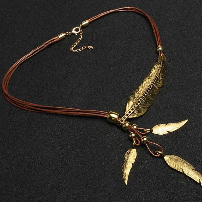 Braune Lederkette mit goldenen Federanhängern, Boho-Stil, Damenmode-Schmuck.