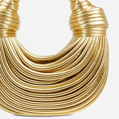 Goldene, geknotete Schultertasche aus Leder, modisches Accessoire, elegantes Design.