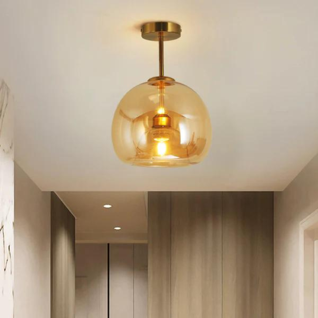 Goldene Deckenleuchte mit Glas-Schirm, moderne Innenbeleuchtung, elegantes Design, Wohnzimmer.