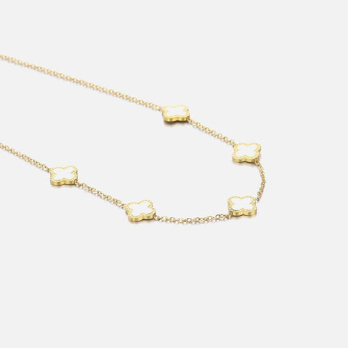 Goldene Halskette mit weißen Blumenanhängern, elegantes Schmuckdesign, Damenaccessoire.