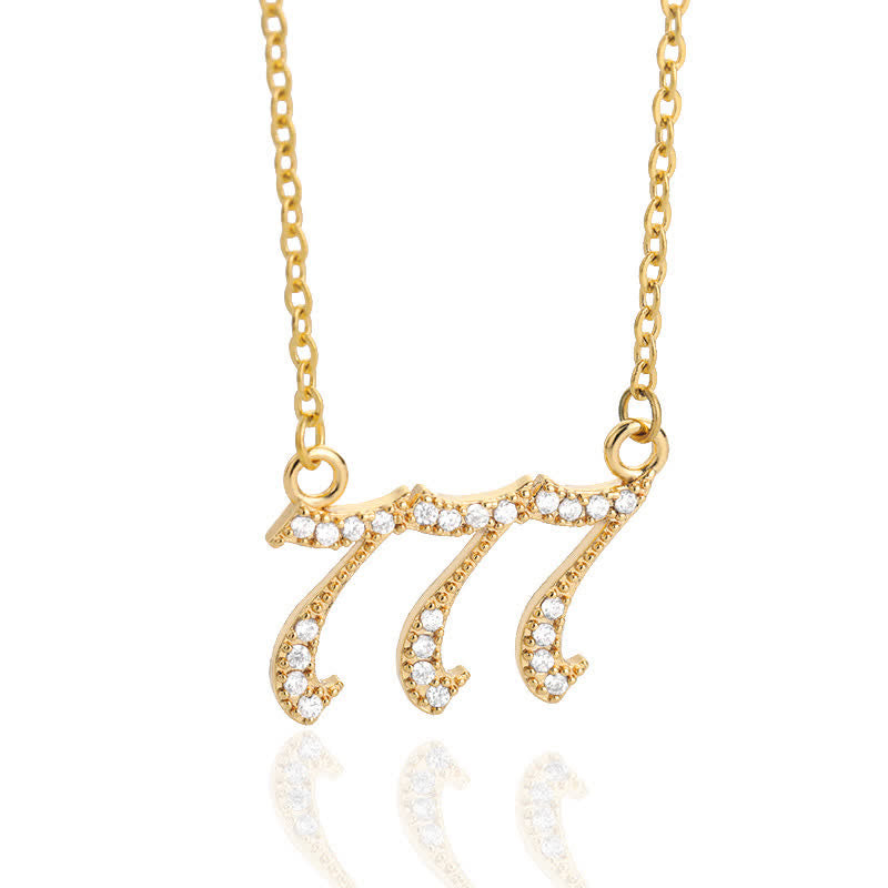 Goldene Halskette mit funkelndem Diamant-Anhänger, elegantes Schmuckdesign, Geschenkidee.