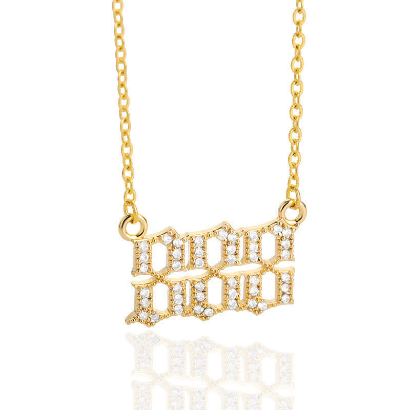 Goldene Halskette mit funkelndem Diamantanhänger, elegantes Schmuckdesign, luxuriöses Accessoire.