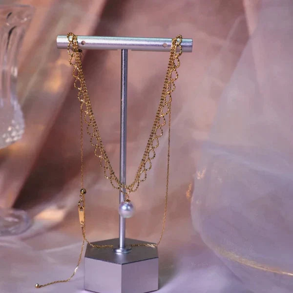 Goldene Halskette auf silbernem Schmuckständer, elegantes Design, luxuriöse Schmuckpräsentation.