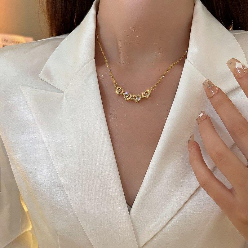 Damen Goldkette mit geometrischen Anhängern, elegantes Schmuckdesign, ideal für festliche Anlässe.