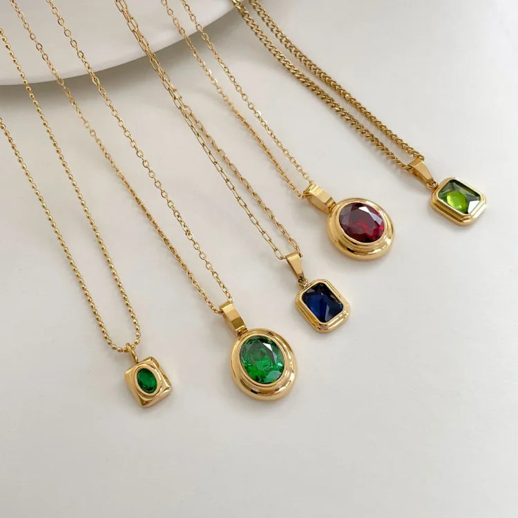 Goldene Halsketten mit bunten Edelsteinen, Schmuck, modisch, elegant, Damenaccessoire, Geschenkidee.