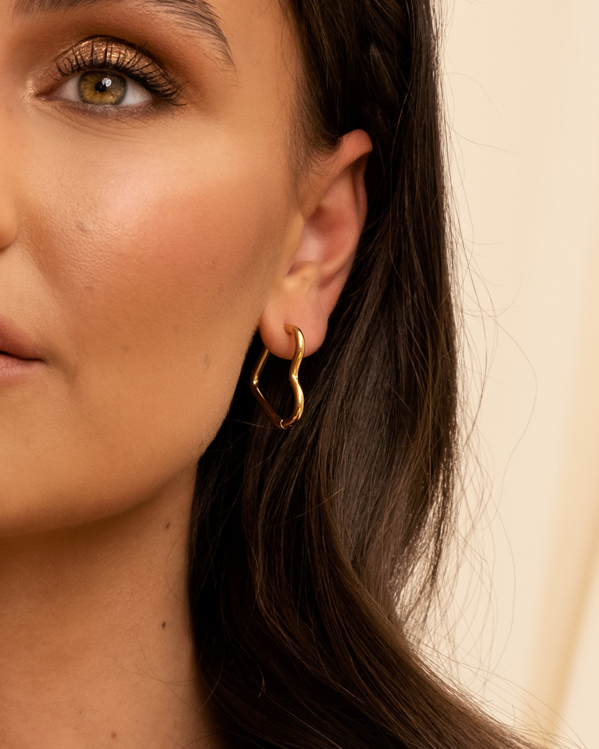 Goldene Herz-Ohrringe, Damen, modisch, elegant, Schmuck, Accessoire, Geschenkidee.