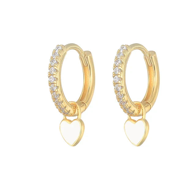 Goldene Creolen mit Herzanhänger und Zirkonia, eleganter Schmuck, Damen Ohrringe.