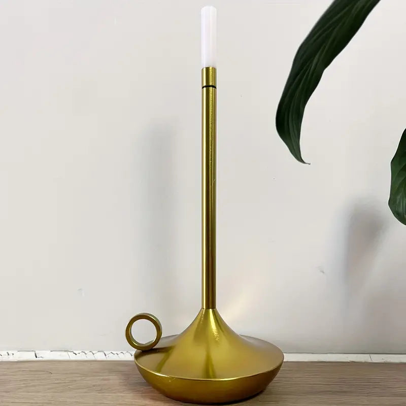 Goldene Kerzenhalter aus Metall, modern, minimalistisch, Wohnkultur, Tischdekoration.