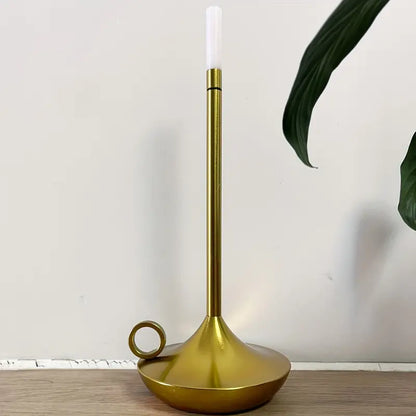 Goldene Kerzenhalter aus Metall, modern, minimalistisch, Wohnkultur, Tischdekoration.