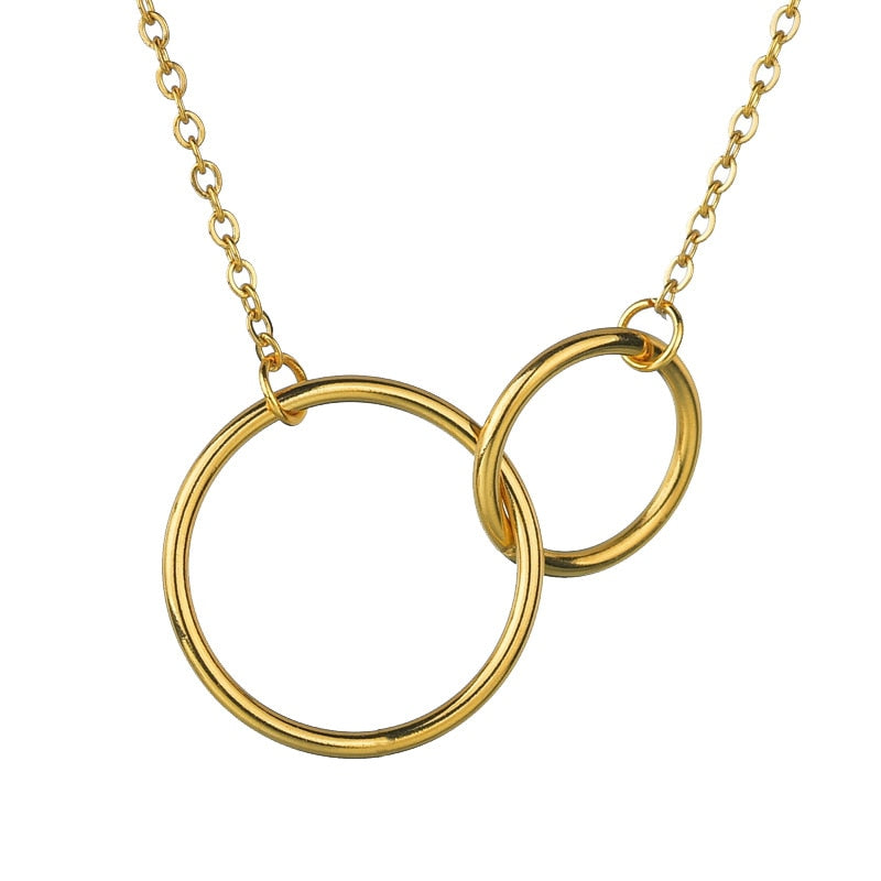 Goldene Halskette mit zwei ineinander verschlungenen Ringen, elegantes Schmuckdesign.