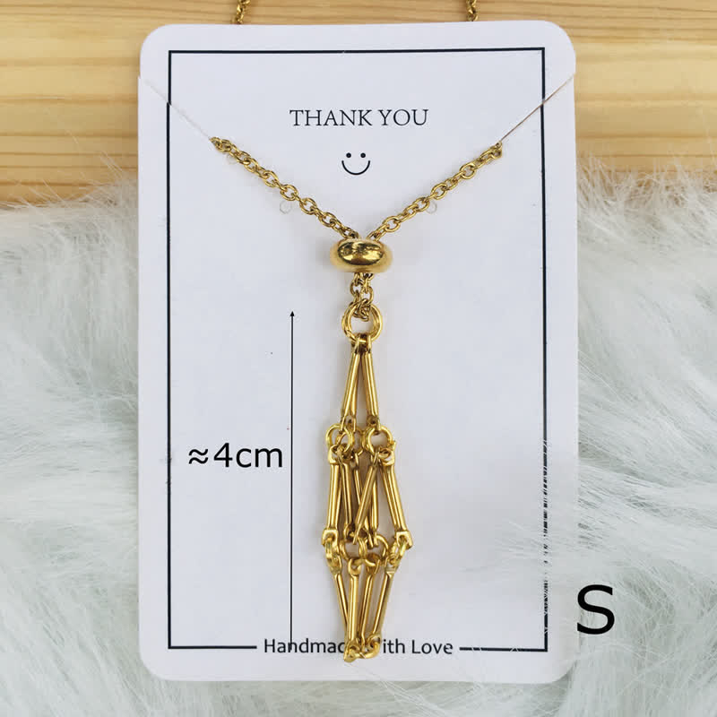 Goldene Halskette, handgefertigt, geometrisches Design, 4 cm, auf weißem Hintergrund.