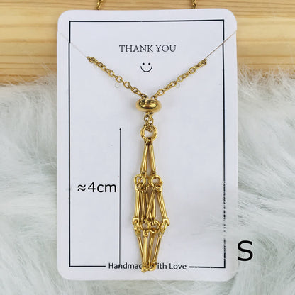 Goldene Halskette, handgefertigt, geometrisches Design, 4 cm, auf weißem Hintergrund.