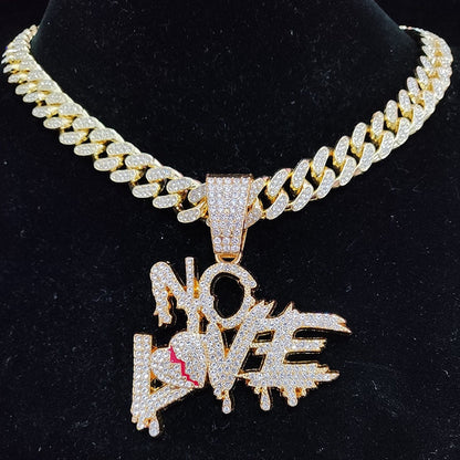 Goldene Halskette mit "No Love"-Anhänger, besetzt mit Diamanten, Hip-Hop-Schmuck, luxuriös.
