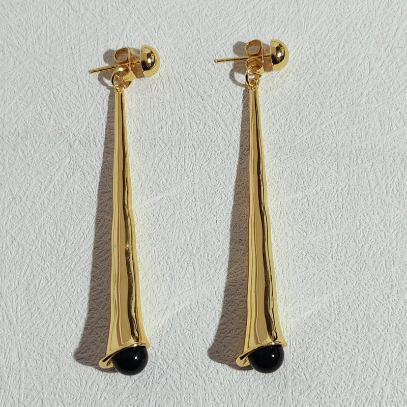 Goldene, lange Ohrringe mit schwarzem Stein, modisches Design, Damen-Schmuck, Metall, elegant.