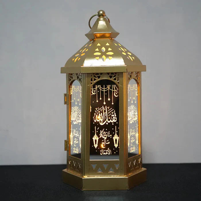 Goldene arabische Laterne mit dekorativen Mustern und Schriftzügen, ideal für Ramadan-Dekorationen.