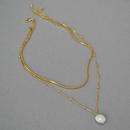 Goldene Halskette mit Perlenanhänger, elegantes Schmuckdesign, Damenaccessoire, modisch.