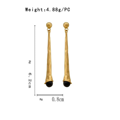 Goldene, lange Ohrringe mit schwarzem Stein, 6,2 cm, 4,88g, elegantes Schmuckdesign.