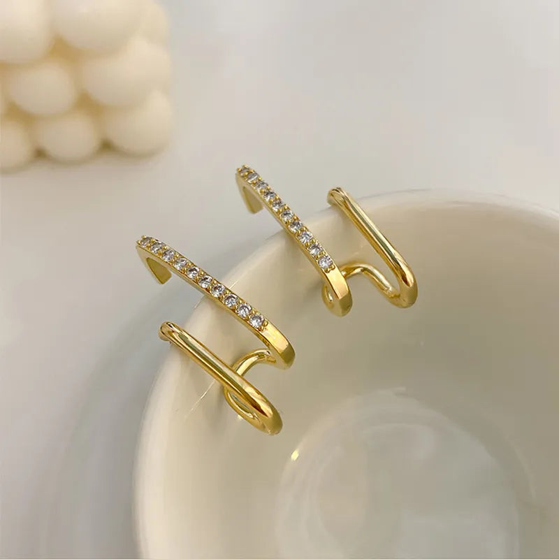 Goldene Ohrringe mit Zirkonia, minimalistisches Design, eleganter Schmuck für Damen.