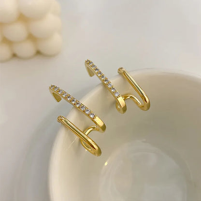 Goldene Ohrringe mit Zirkonia, minimalistisches Design, eleganter Schmuck für Damen.