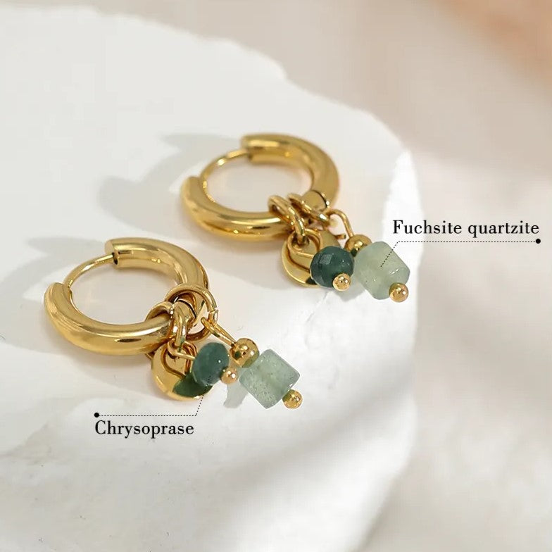 Goldene Ohrringe mit Chrysopras und Fuchsit-Quarz, eleganter Schmuck, Damenaccessoire.