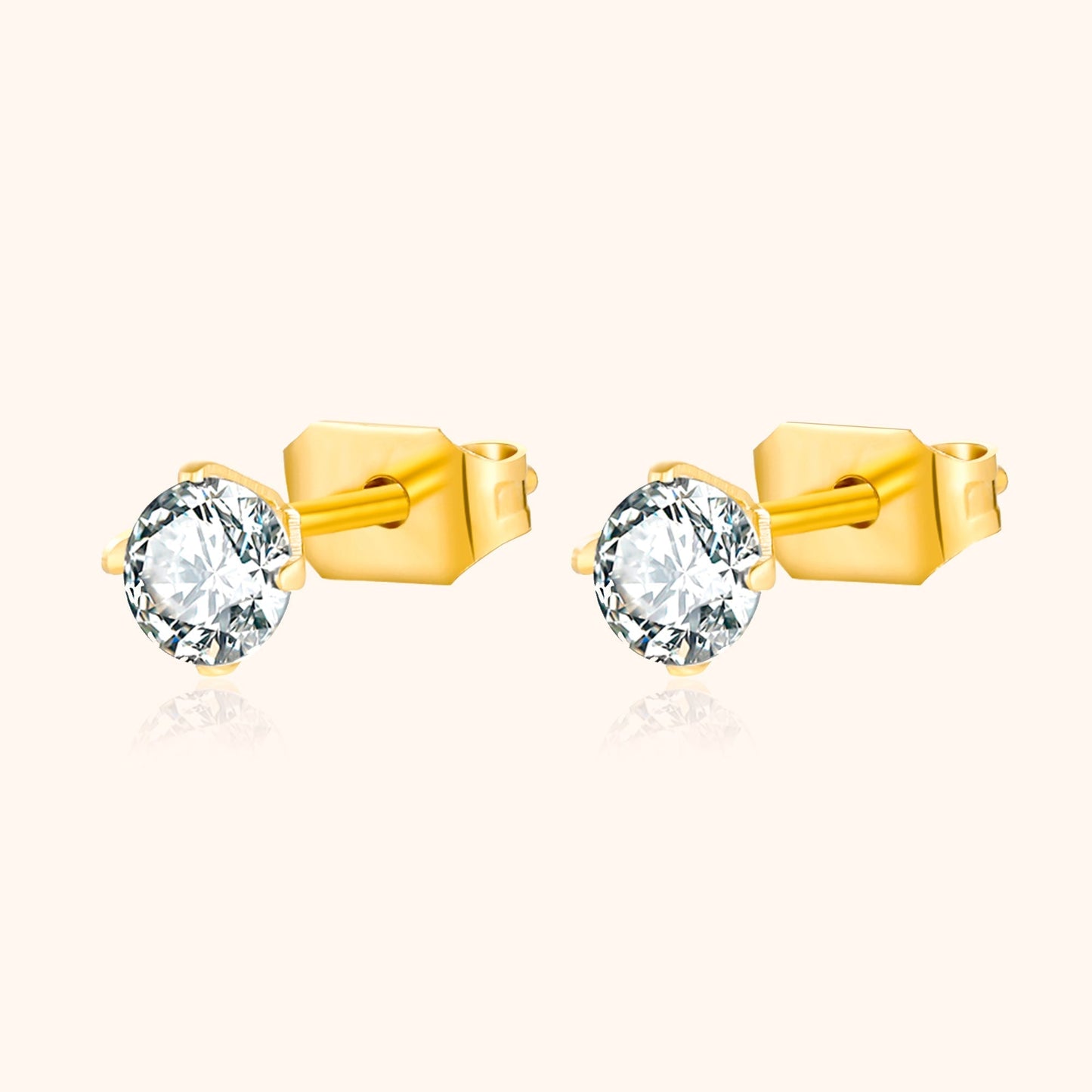 Goldene Ohrstecker mit klaren Zirkonia-Steinen, eleganter Schmuck, Damen-Accessoire.