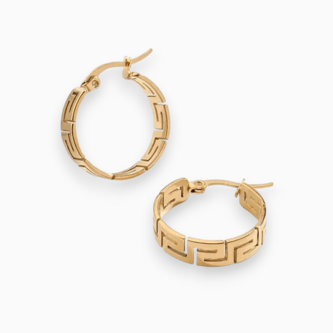 Goldene Creolen Ohrringe mit geometrischem Muster, modisches Schmuckstück, Damenaccessoire.