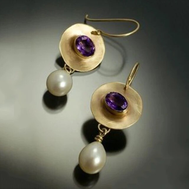 Goldene Ohrringe mit Amethyst und Perlen, eleganter Schmuck, handgefertigt, luxuriöses Design.