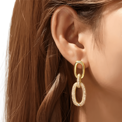 Goldene Ohrringe an Frauenohr, elegantes Schmuckdesign, modische Accessoires, Nahaufnahme.