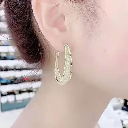 Goldene Creolen Ohrringe, gehämmertes Design, eleganter Schmuck für Damen, modisch und stilvoll.