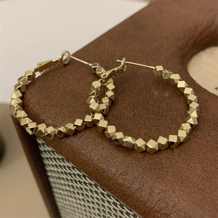 Goldene Creolen Ohrringe, geometrisches Design, modischer Schmuck, Damen Accessoire.