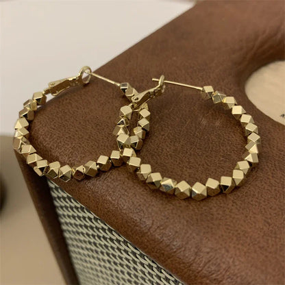 Goldene Creolen Ohrringe, geometrisches Design, modischer Schmuck, Damen Accessoire.