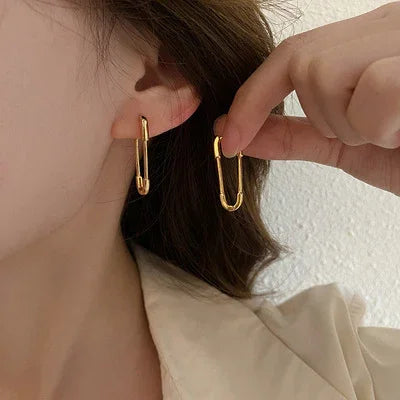 Goldene Creolen Ohrringe, minimalistisch, elegant, Damen Schmuck, modisch, Accessoire.