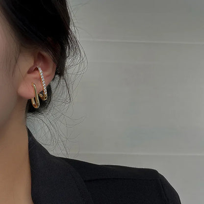 Goldene Ohrringe mit Strass, elegantes Design, Damenmode-Schmuck, stilvoller Ohrschmuck.