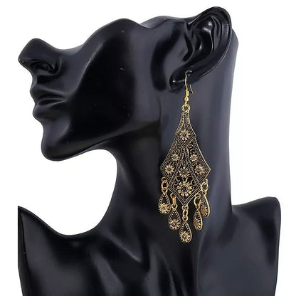 Schwarze Büste mit goldenen, filigranen Ohrringen, orientalisches Design, Modeschmuck.