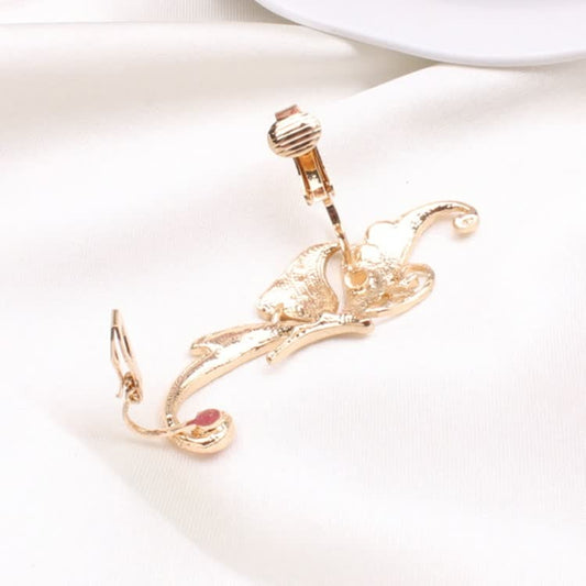 Goldene Haarspange mit floralem Design auf weißem Hintergrund, elegantes Accessoire für Damen.
