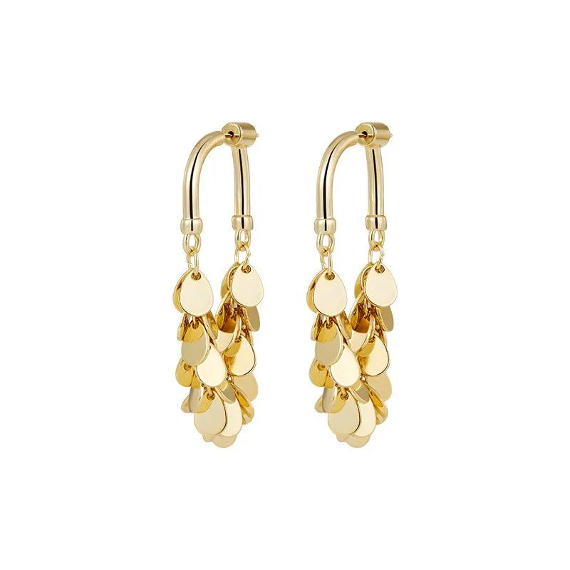Goldene Creolen Ohrringe mit Anhängern, modisches Schmuckdesign, glänzend, elegant.