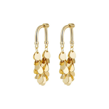 Goldene Creolen Ohrringe mit Anhängern, modisches Schmuckdesign, glänzend, elegant.