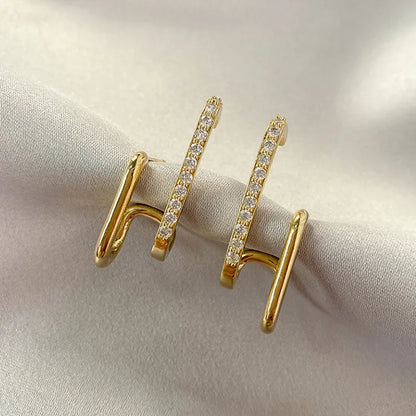 Goldene Ohrringe mit Zirkonia, elegantes Design, Schmuck für Damen, modisch und luxuriös.