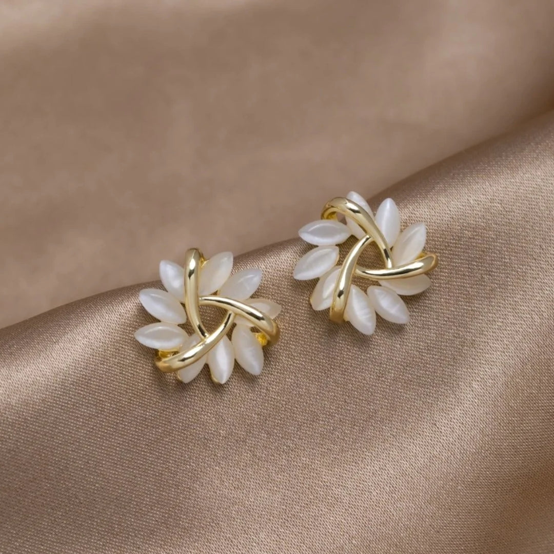 Goldene Ohrringe mit weißen Perlen, elegantes Design, Schmuck für Damen, luxuriöses Accessoire.