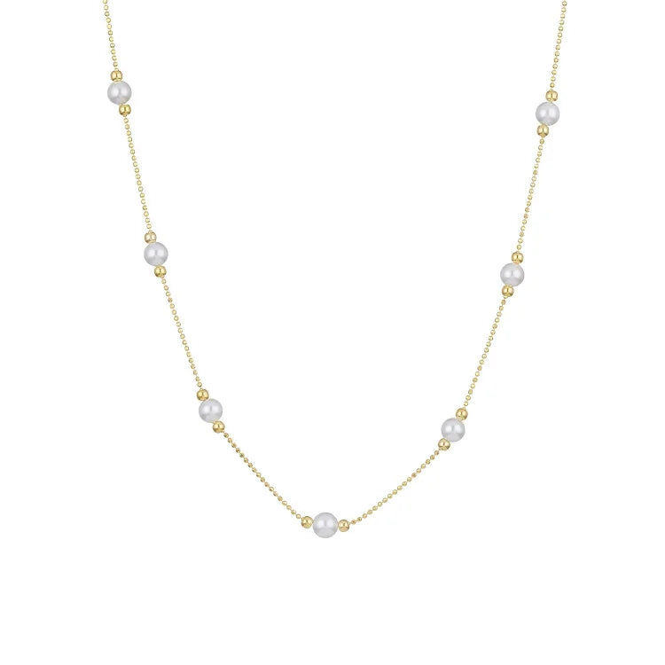 Goldene Halskette mit weißen Perlen, elegantes Schmuckdesign, Damenaccessoire, modisch.